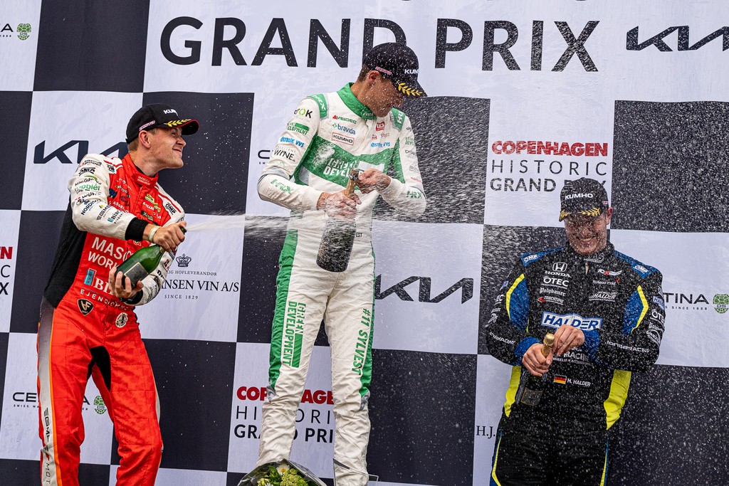 Champagne på podiet - Nicolai Sylvest sejrer foran Kasper H. Jensen og Mike Halder
(Foto: Kim Gripping/TCR Denmark)